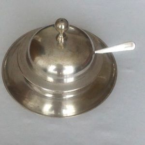 Butter dish with butter knife